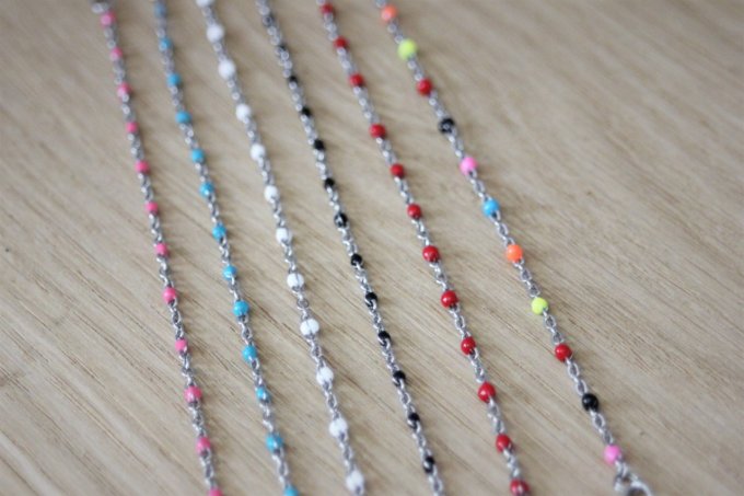 Bracelet acier inoxydable petites perles de couleur en résine