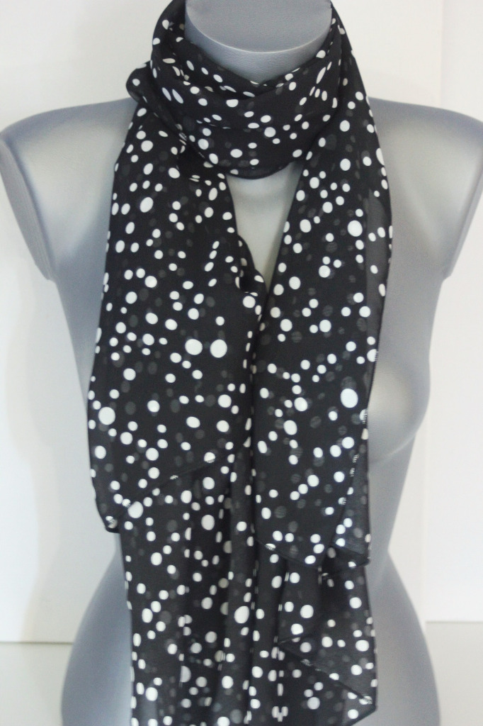 Foulard Imprimé Noir Et Blanc – Femme – Occasion – Style Tendance