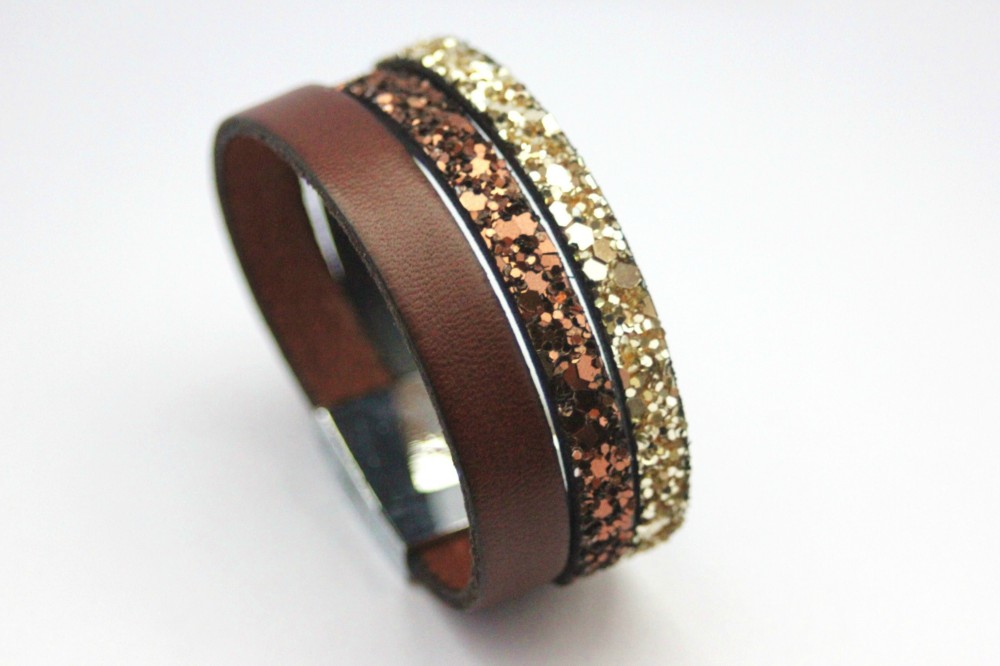 Bracelet manchette cuir/fleur touché fourrure/centre strass