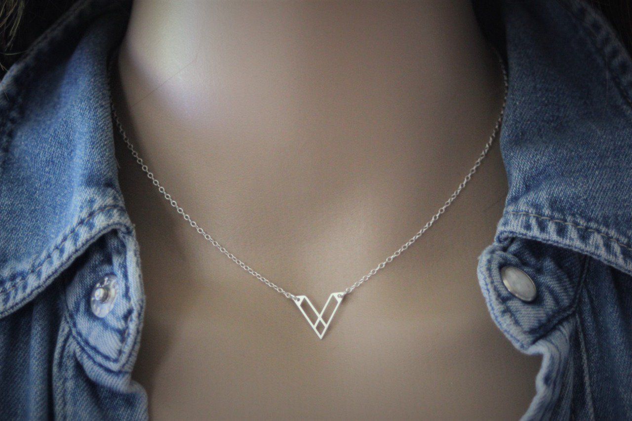 Pendentif Triangle En Argent Massif - Fond Noir Avec Inclusion Fleur Nacre - Modèle W150 - Bijou Occasion Vintage