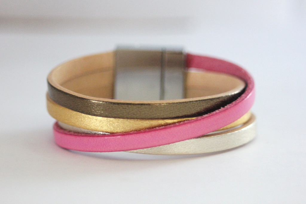 Bracelet manchette cuir métallisé et rose pastel