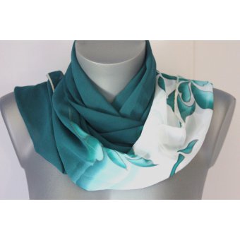 Foulard en mousseline verte et blanche imprimée
