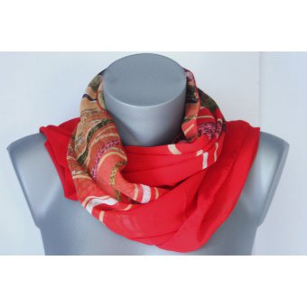 Foulard en mousseline rouge imprimée de volutes