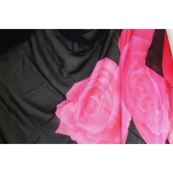 Foulard noir imprimé grosses roses rouges