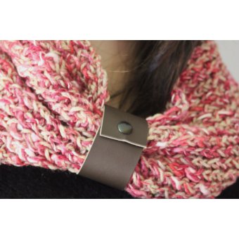 Snood en laine rose et beige lacet cuir marron