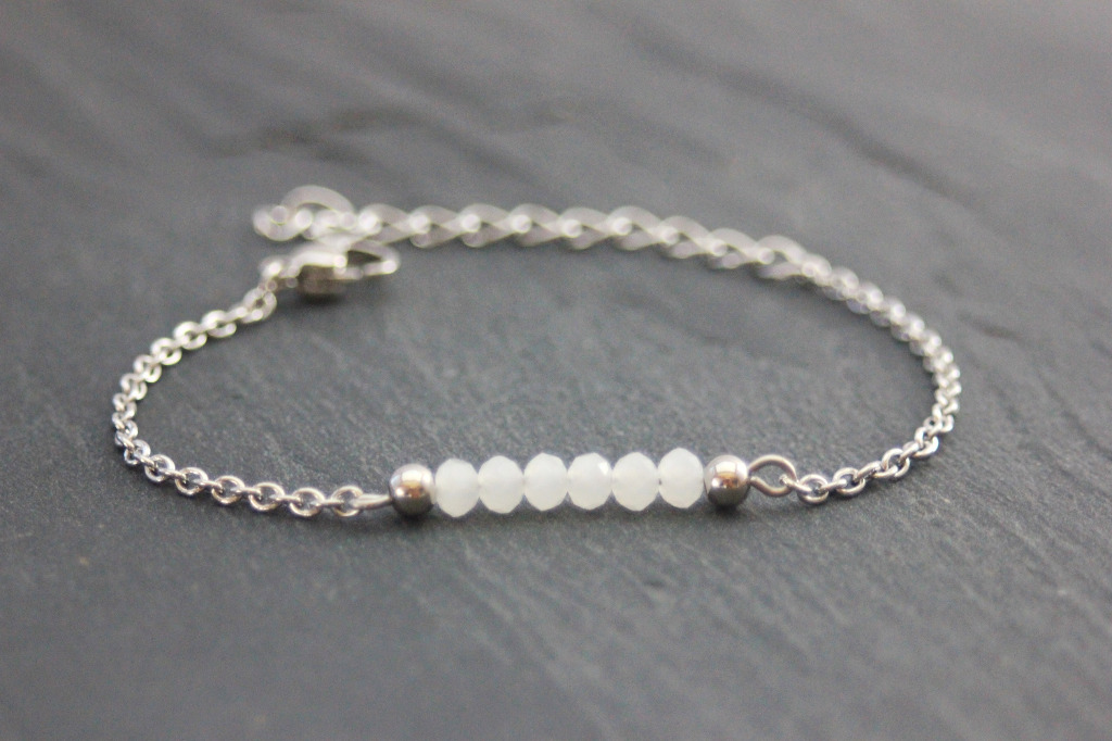 Bracelet acier et perles facettées blanc opale
