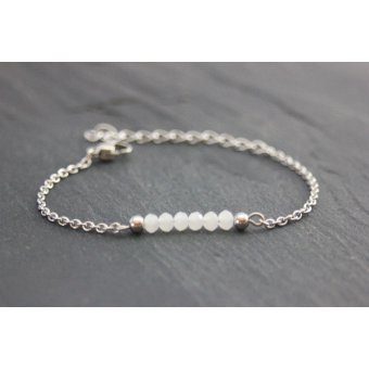 Bracelet acier et perles facettÃ©es blanc opale