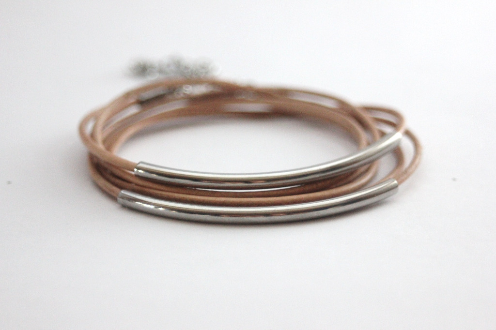 Bracelet cuir marron clair et perles tube acier 