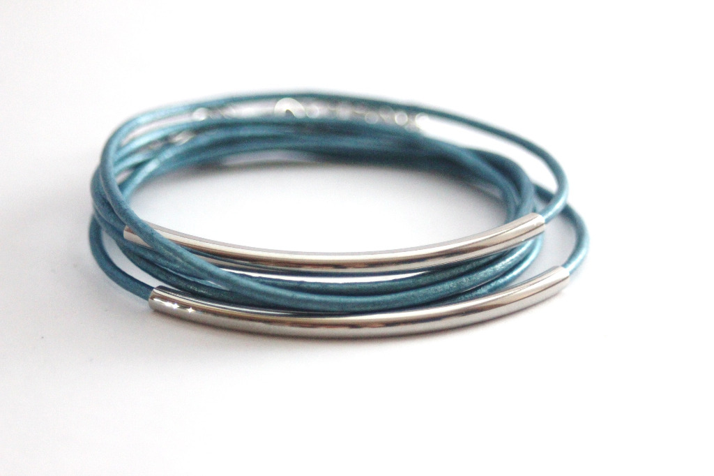 Bracelet cuir bleu métallisé et perles tube acier 
