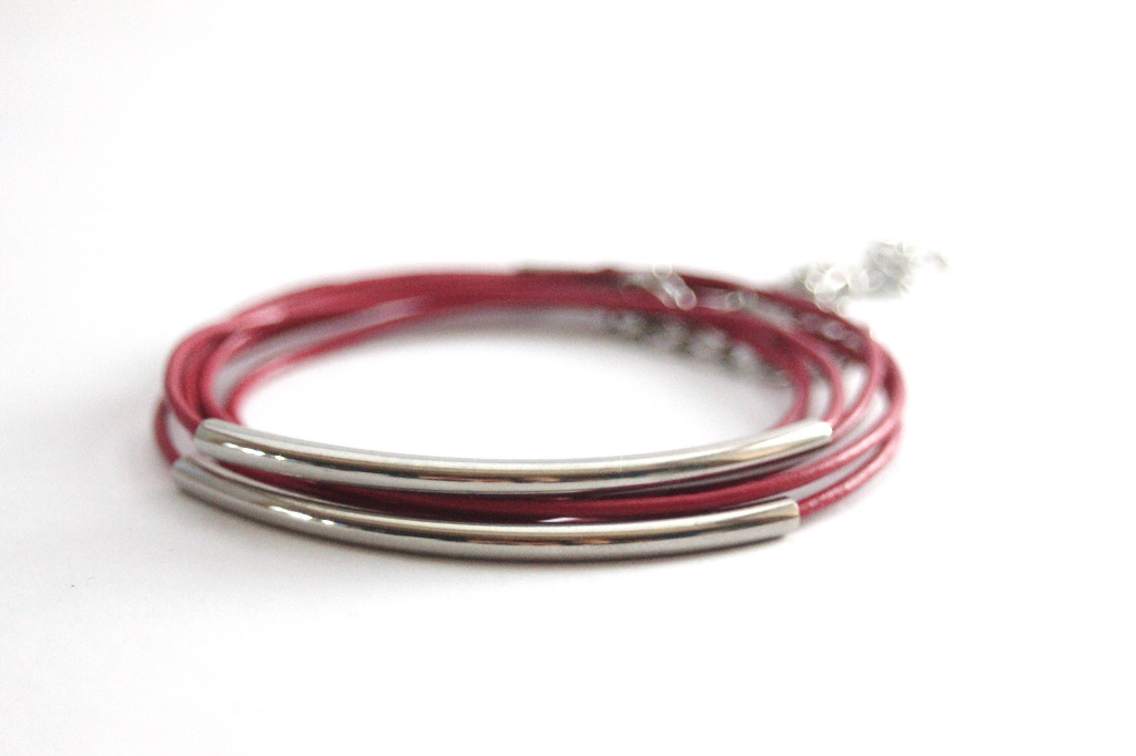 Bracelet cuir rose fuchsia et perles tube acier 