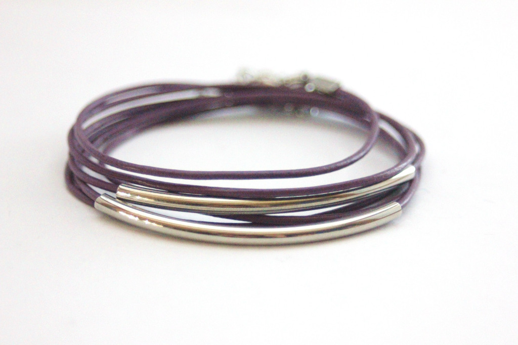 Bracelet cuir violet et perles tube acier 