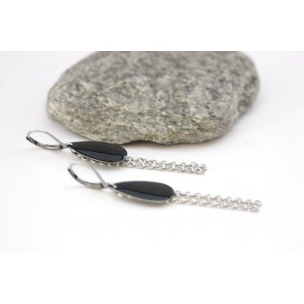 boucles d'oreilles noires et chainettes