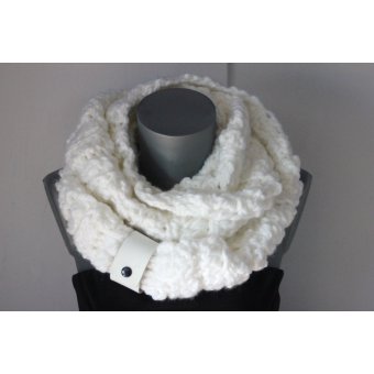 Snood laine blanche oversize et lacet cuir blanc