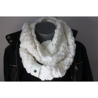 Snood laine blanche oversize et lacet cuir blanc