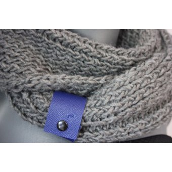 Snood en laine gris et cuir bleu électrique