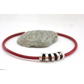 Collier en cuir rouge et perle tube style spirale 