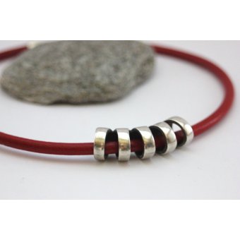 Collier en cuir rouge et perle tube style spirale 