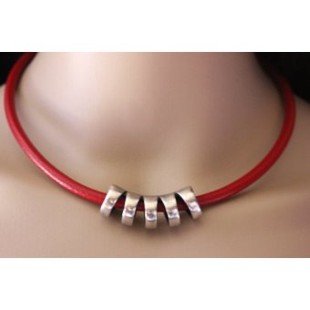 Collier en cuir rouge et perle tube style spirale 