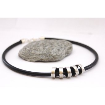 Collier en cuir noir et perle tube style spirale 