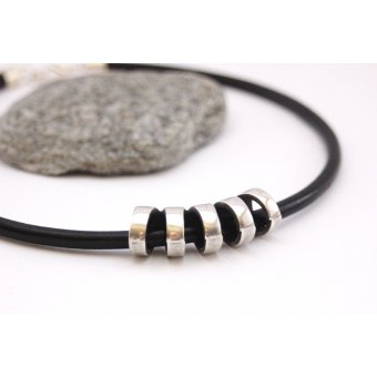 Collier en cuir noir et perle tube style spirale 