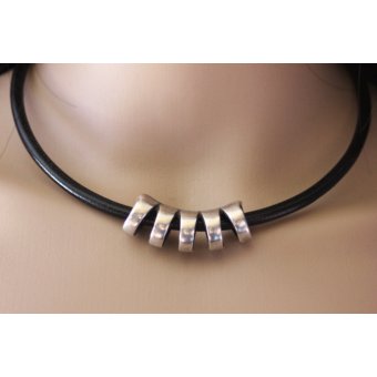 Collier en cuir noir et perle tube style spirale 