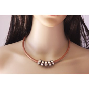 Collier cuir naturel et perle tube style spirale 