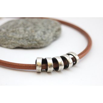 Collier cuir naturel et perle tube style spirale 