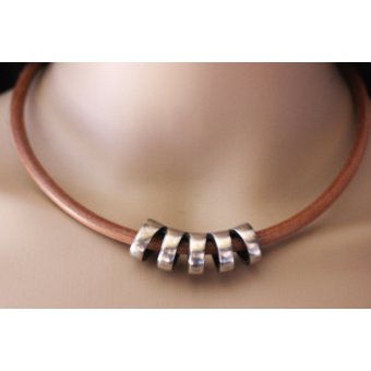 Collier cuir naturel et perle tube style spirale 