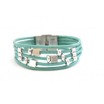 Manchette en cuir turquoise perles et cubes métal