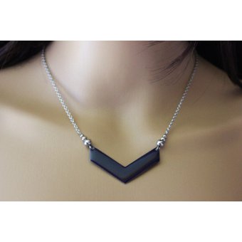 Collier chevron émaillé bleu nuit