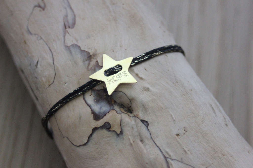 Bracelet cordon noir doré et étoile gravée ~ Hope 