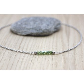 Collier en acier et perles facettées vert olive