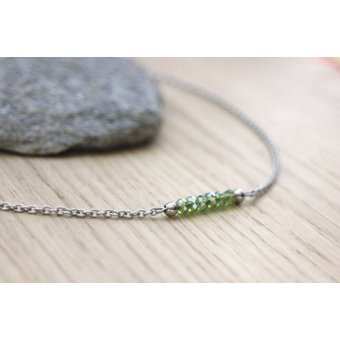 Collier en acier et perles facettées vert olive