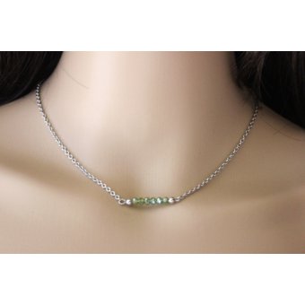 Collier en acier et perles facettées vert olive