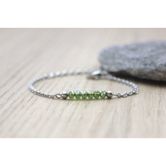 Bracelet en acier et perles facettées vert olive