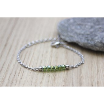 Bracelet en acier et perles facettées vert olive