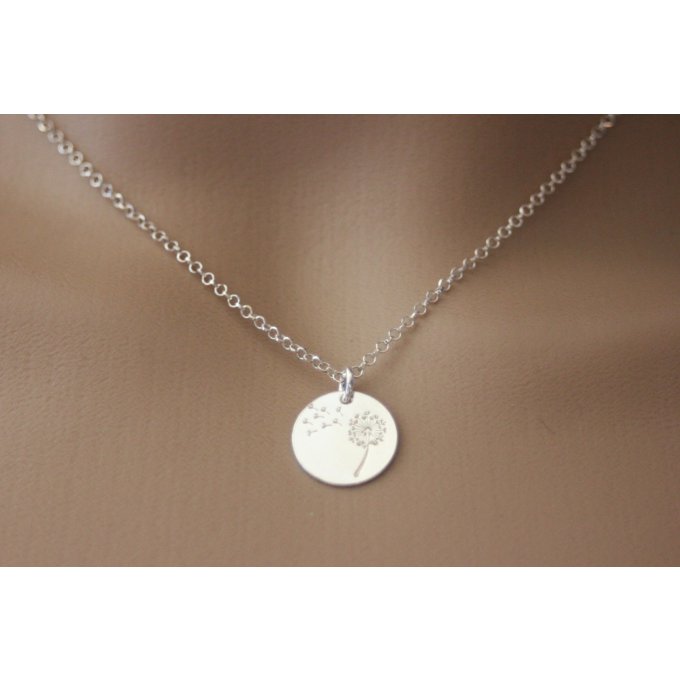 collier fin en argent avec médaille