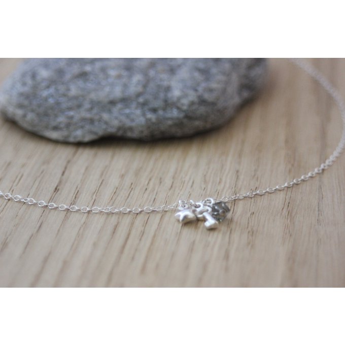 collier fin en argent de style minimaliste