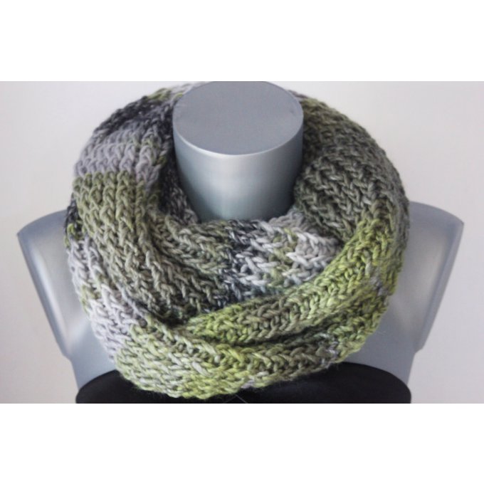 Snood en laine de couleur vert kaki et gris