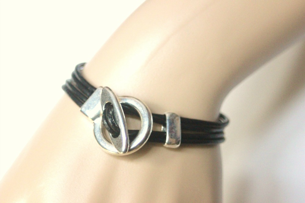 Bracelet en cuir 4 cordons noir fermoir toggle