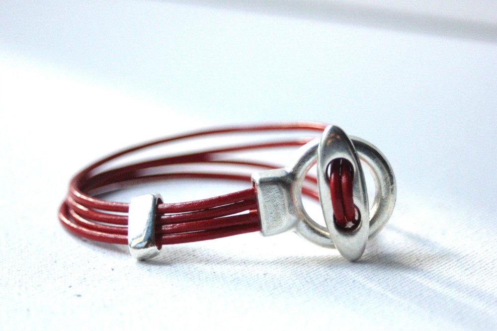 Bracelet cuir 4 cordons rouge fermoir toggle