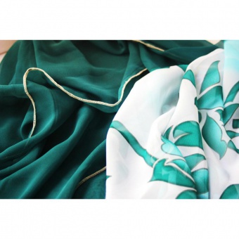 Foulard en mousseline verte et blanche imprimée