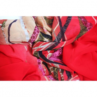 Foulard en mousseline rouge imprimée de volutes