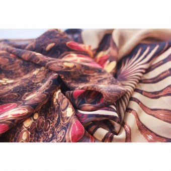 Foulard en mousseline chocolat et fushia imprimé