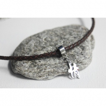 Collier cuir marron et acier pendentif chinois