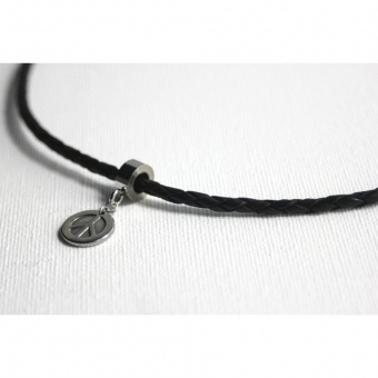 Collier cuir noir et acier pendentif peace & love