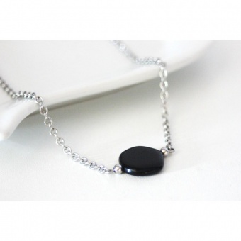 Collier en acier inoxydable et palet en verre noir