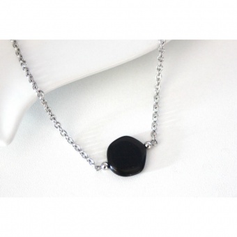 Collier en acier inoxydable et palet en verre noir