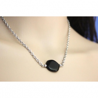 Collier en acier inoxydable et palet en verre noir