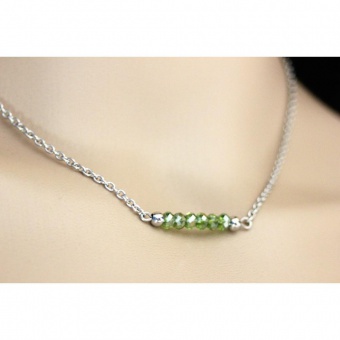 Collier en acier et perles facettées vert olive